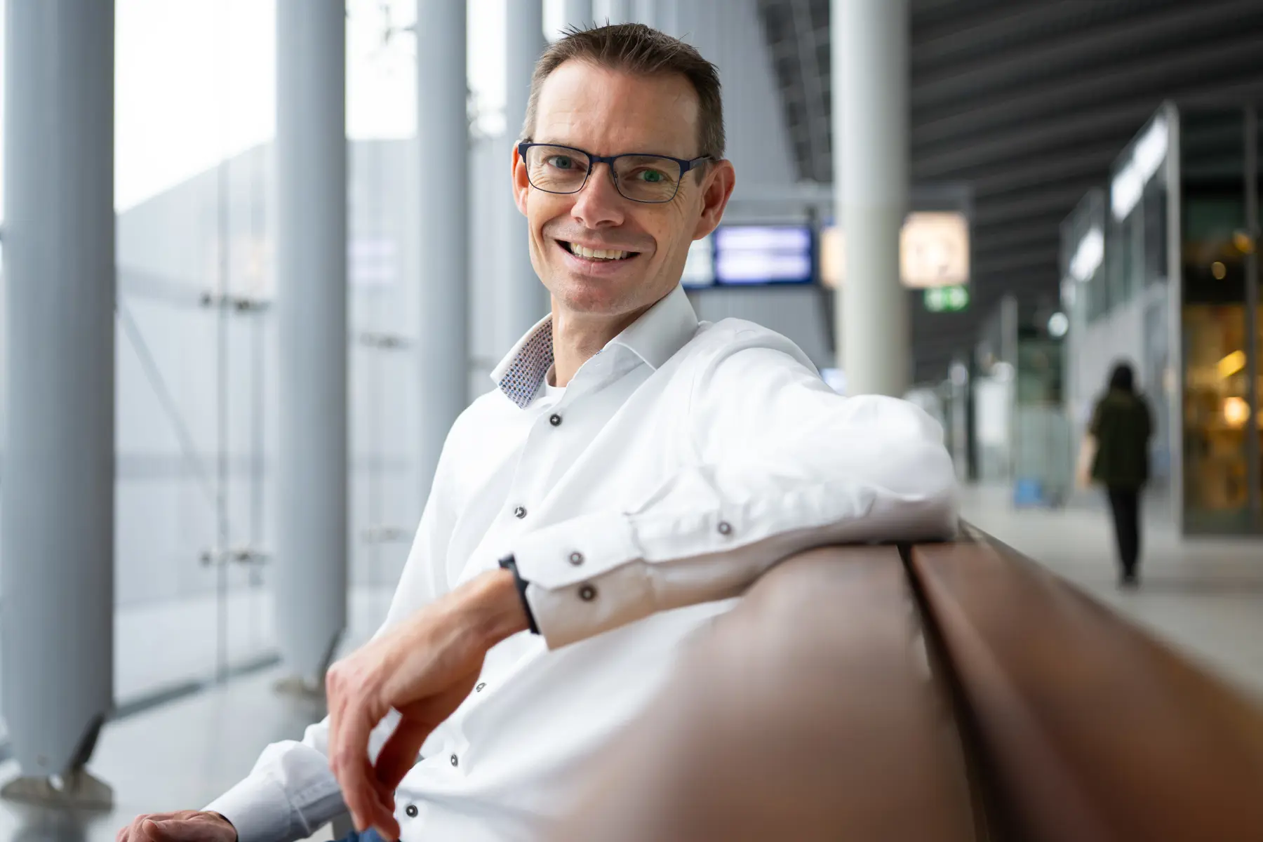 Rogier zit op een bank in Utrecht centraal