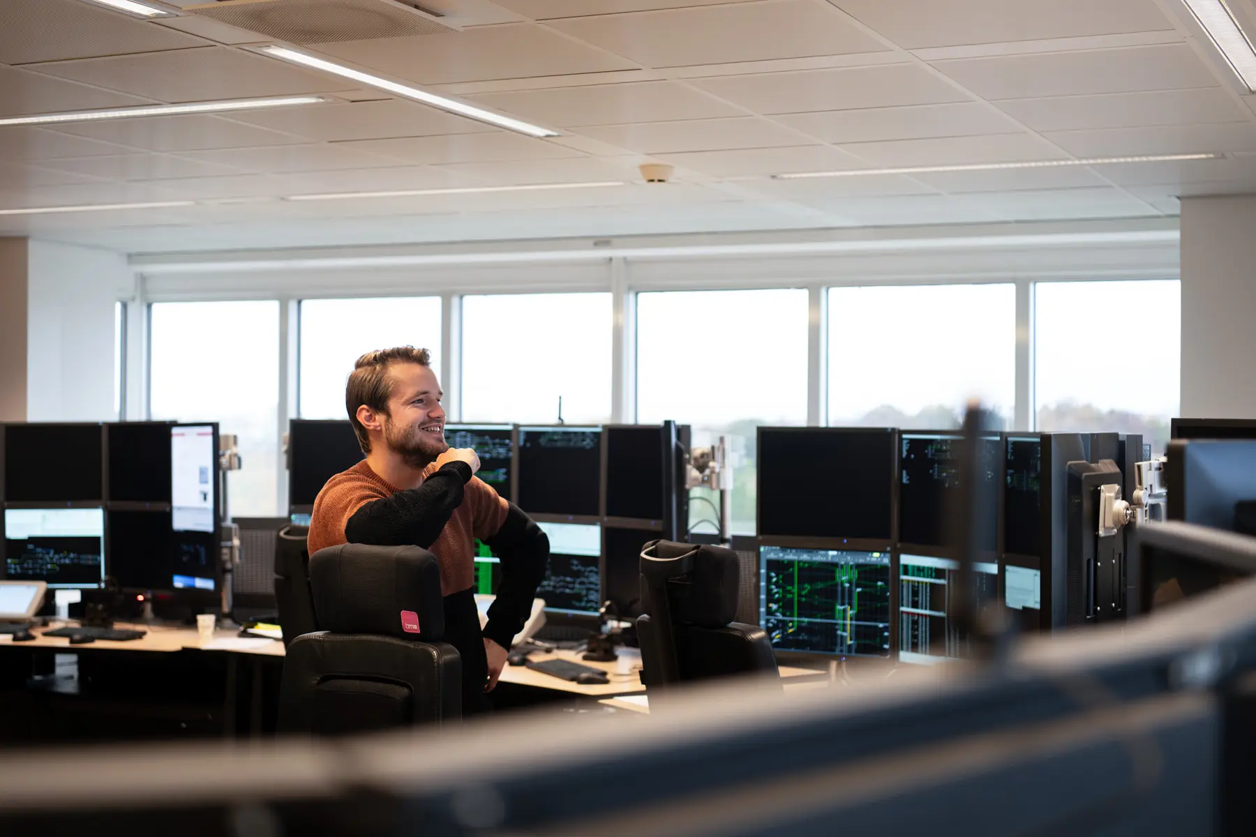 Florian zit in de treinverkeersleidings ruimte