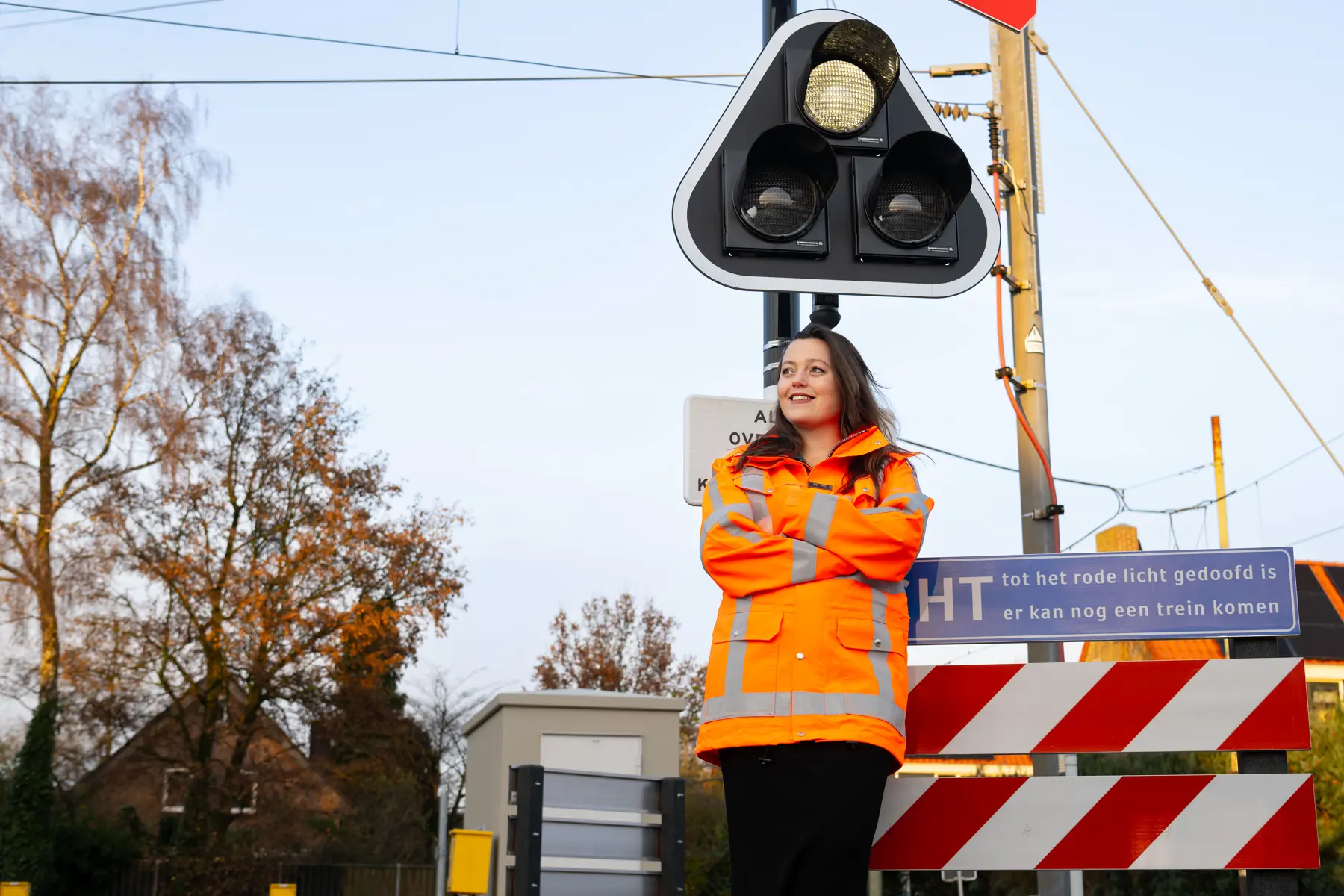 Bente staat bij het spoor