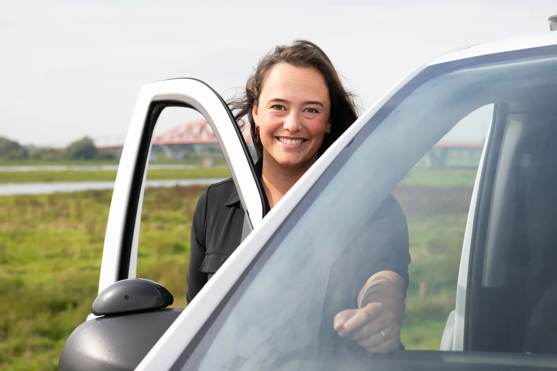 Nathalie stapt in een auto