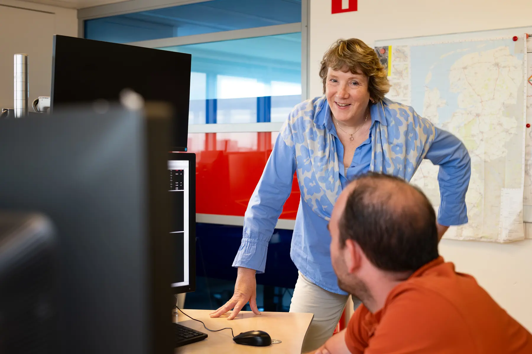 Jacqueline is aan het overleggen met een collega