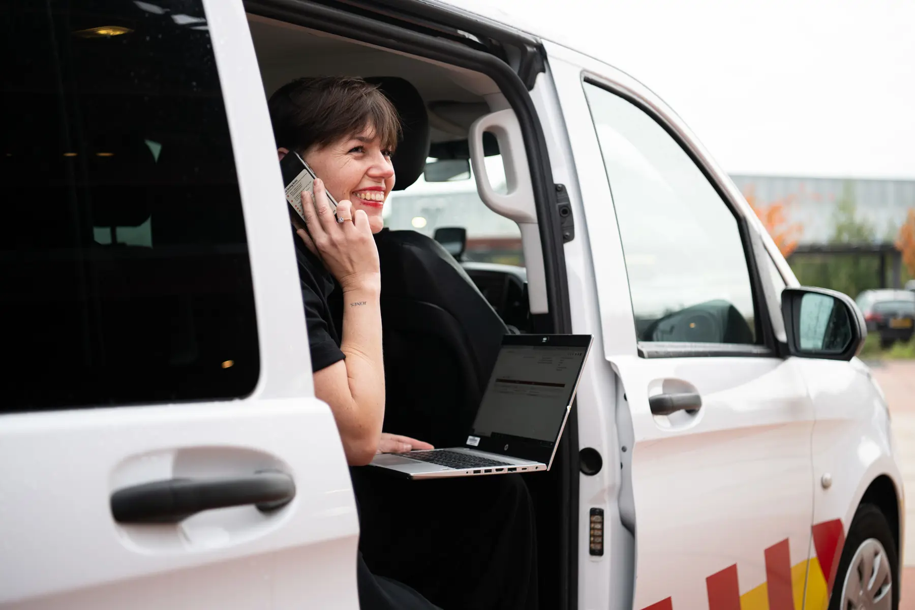 Anke zit in haar bus en is aan het bellen