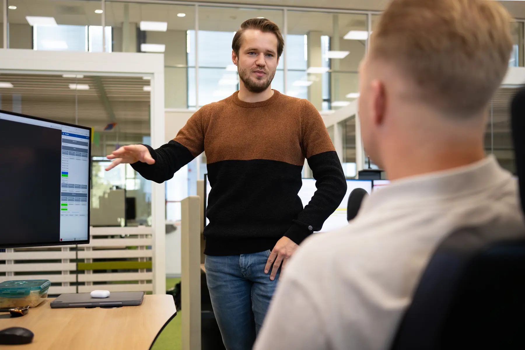 Florian is in gesprek met een collega