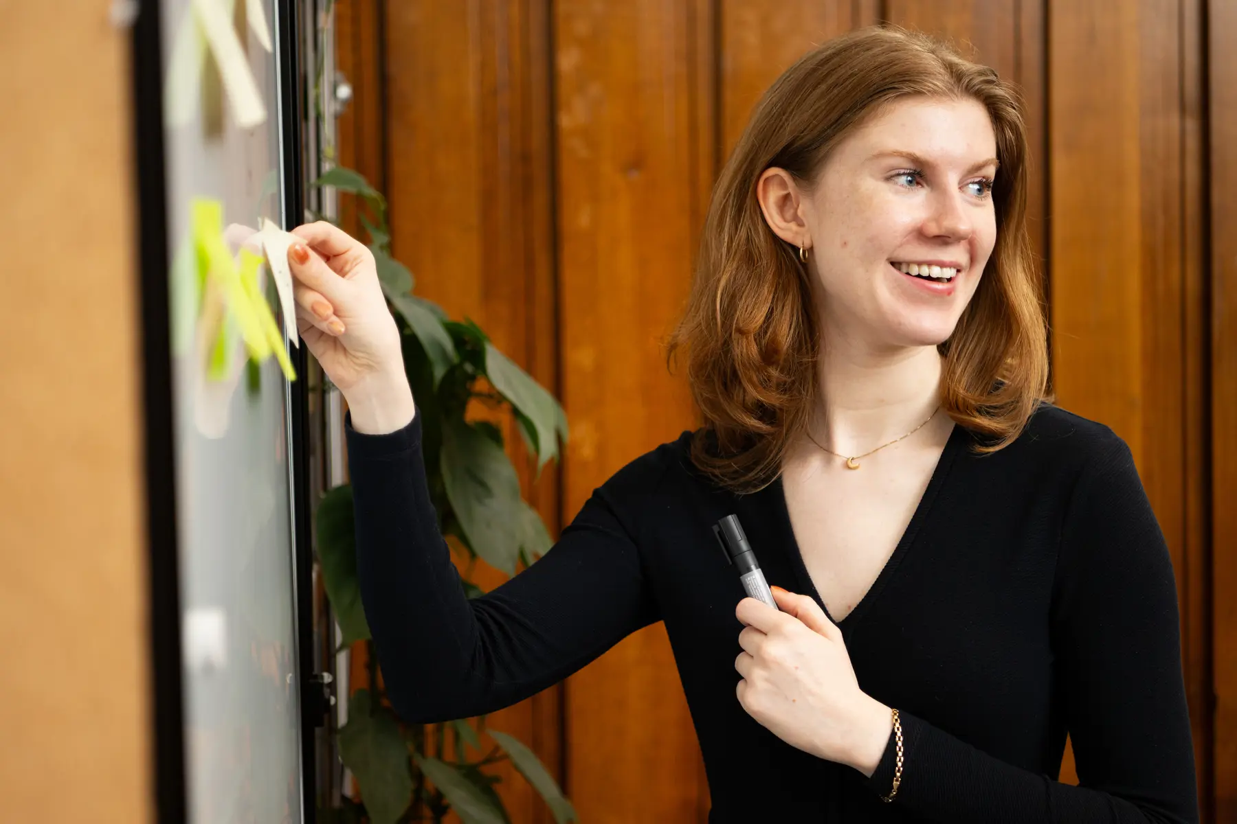 Simone zoekt iets op de laptop met een collega