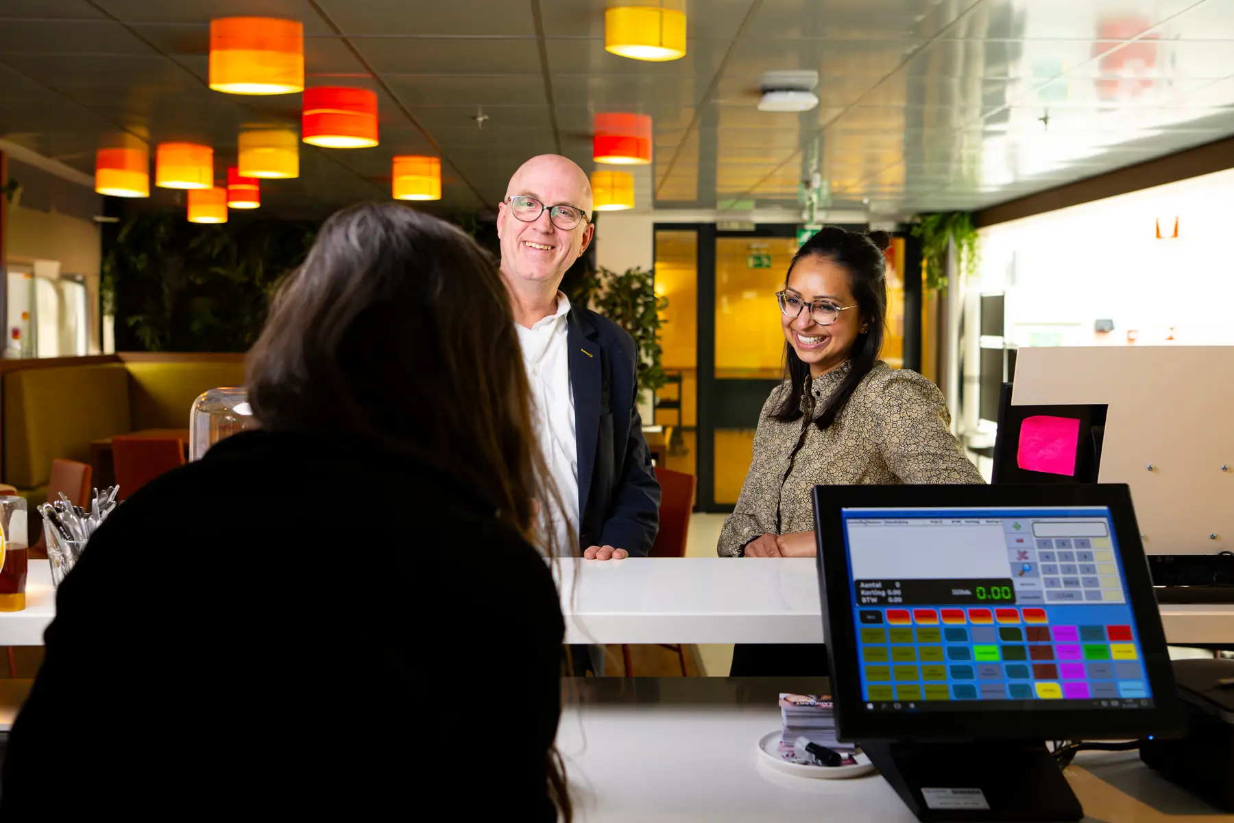 Simone zoekt iets op de laptop met een collega