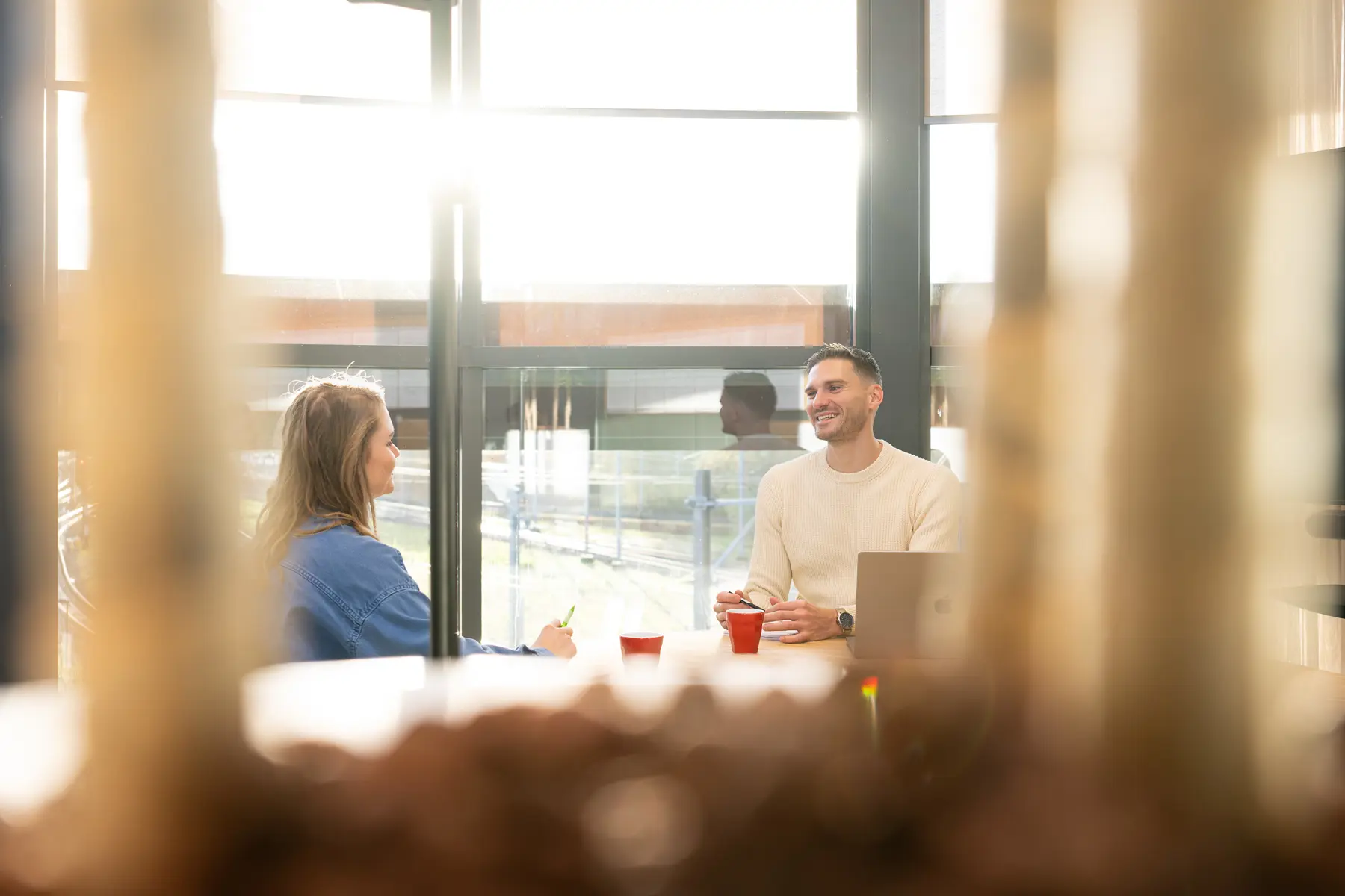 Aart is in gesprek met een collega